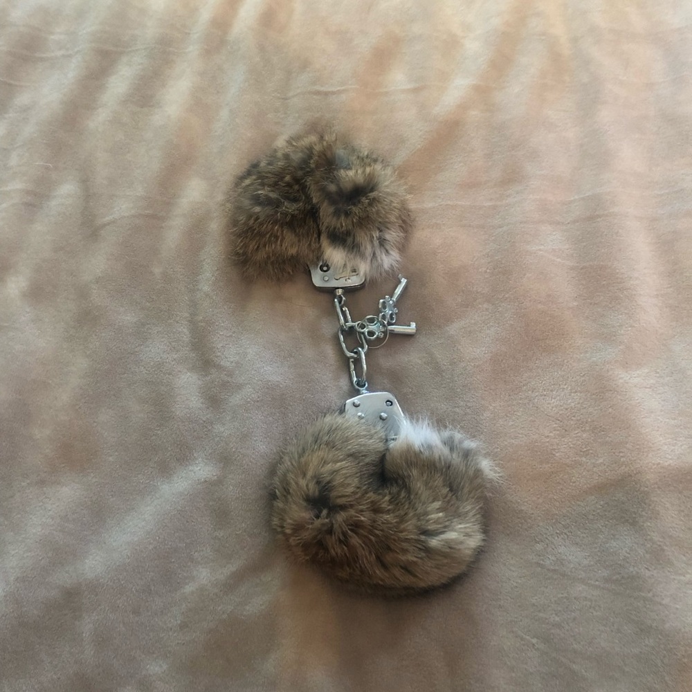 Furry handcuffs - Picture 2 of 3